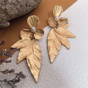 Elegant Leaf Drop Earrings M444
